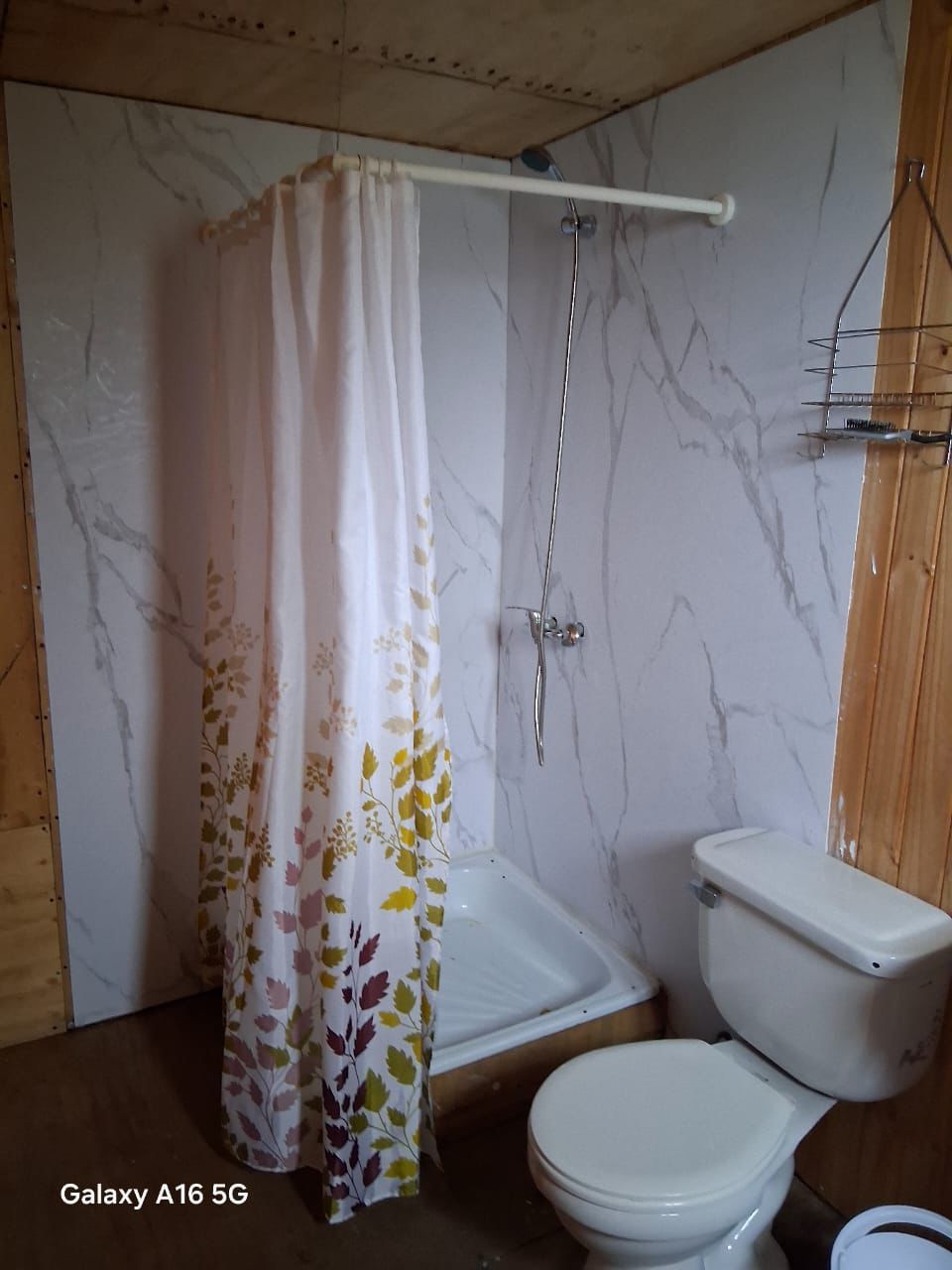 Baño con WC y cortina abierta